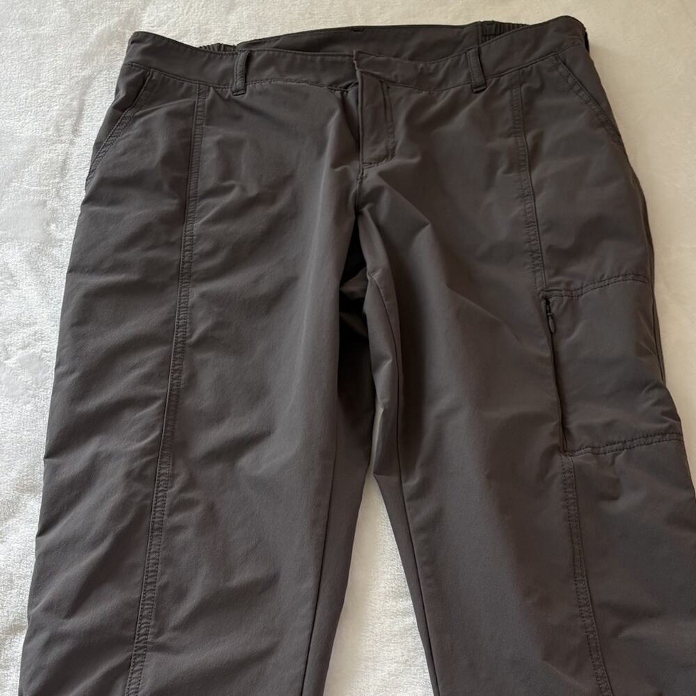 Kirkland Signature Women's Gray Capri Travel Pant Size 12 Nylon Gorpcore - Picture 4 of 16